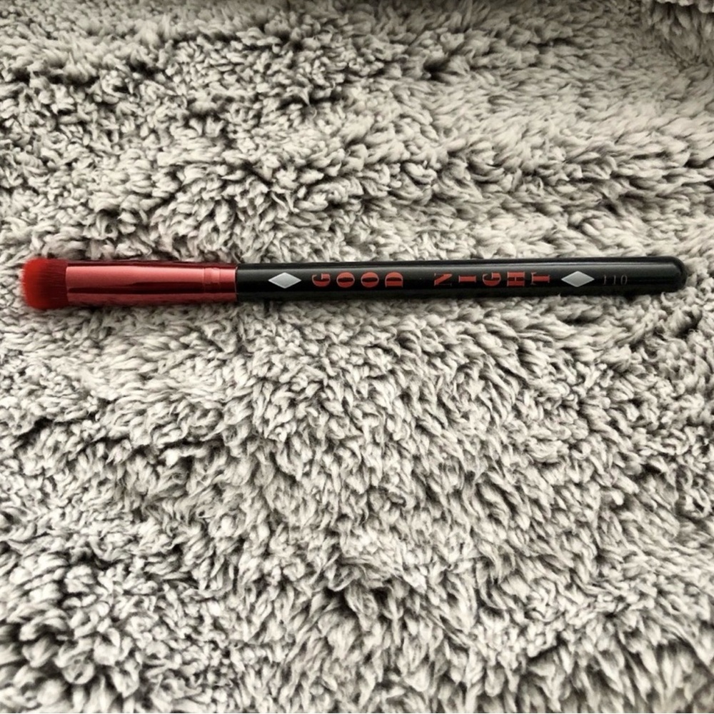Red-Tipped Eyeshadow Brush